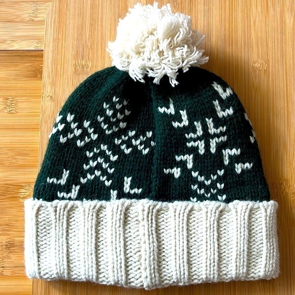 Brand New Patagonia Women's Snowbelle Beanie Wool Pom Hat Evergreen Flakes - Picture 9 of 14